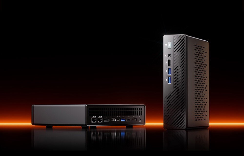 Komputer MINISFORUM MS-A1 Dwa czarne mini PC – jeden leżący, drugi stojący pionowo, prezentujący przedni panel z portami.