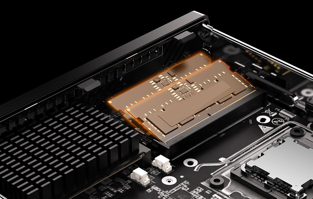 Komputer MINISFORUM MS-A1 Czarny Mini PC przed trzema monitorami wyświetlającymi programy do edycji grafiki i wideo.