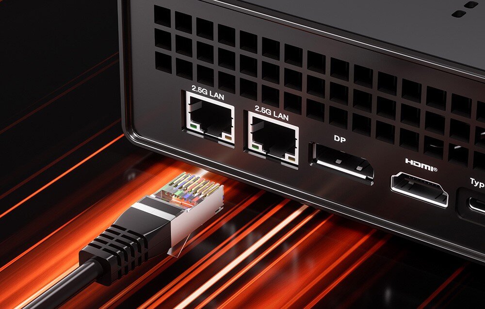 Komputer MINISFORUM MS-A1 Zbliżenie na tylny panel Mini PC z portami LAN, DP i HDMI oraz odłączonym kablem sieciowym RJ45.