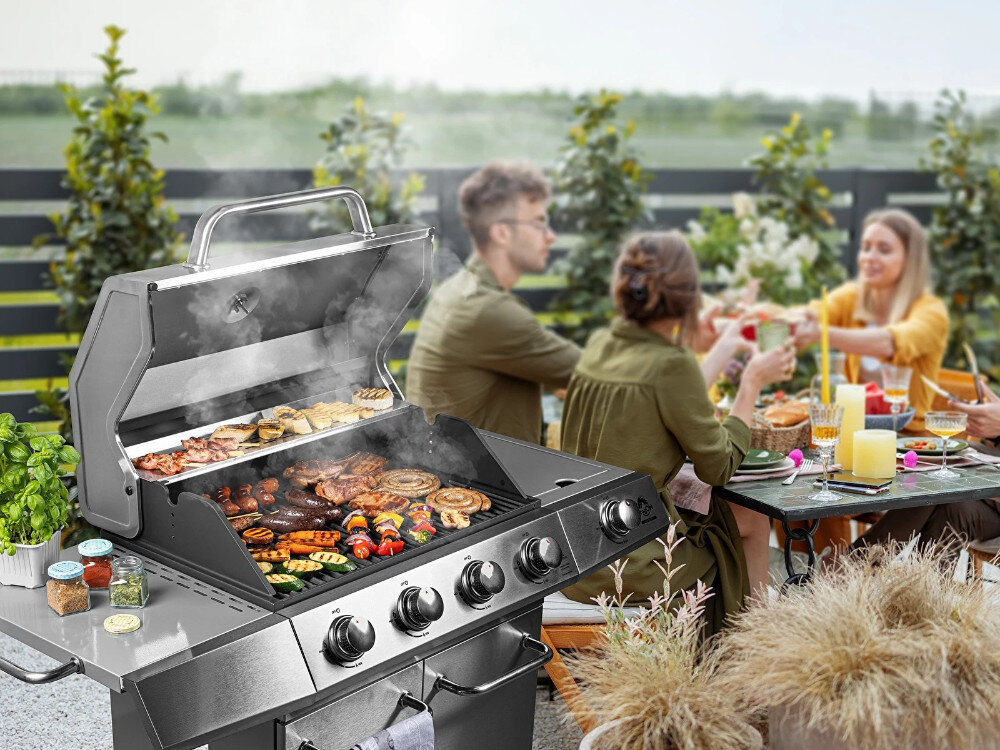 Grill gazowy BROWIN dragON BBQ G201 331201 18.8 kW 67,5 x 43,5 cm, biesiady, moc, palniki, ruszt, Grupa znajomych grillująca na tarasie przy grillu gazowym.