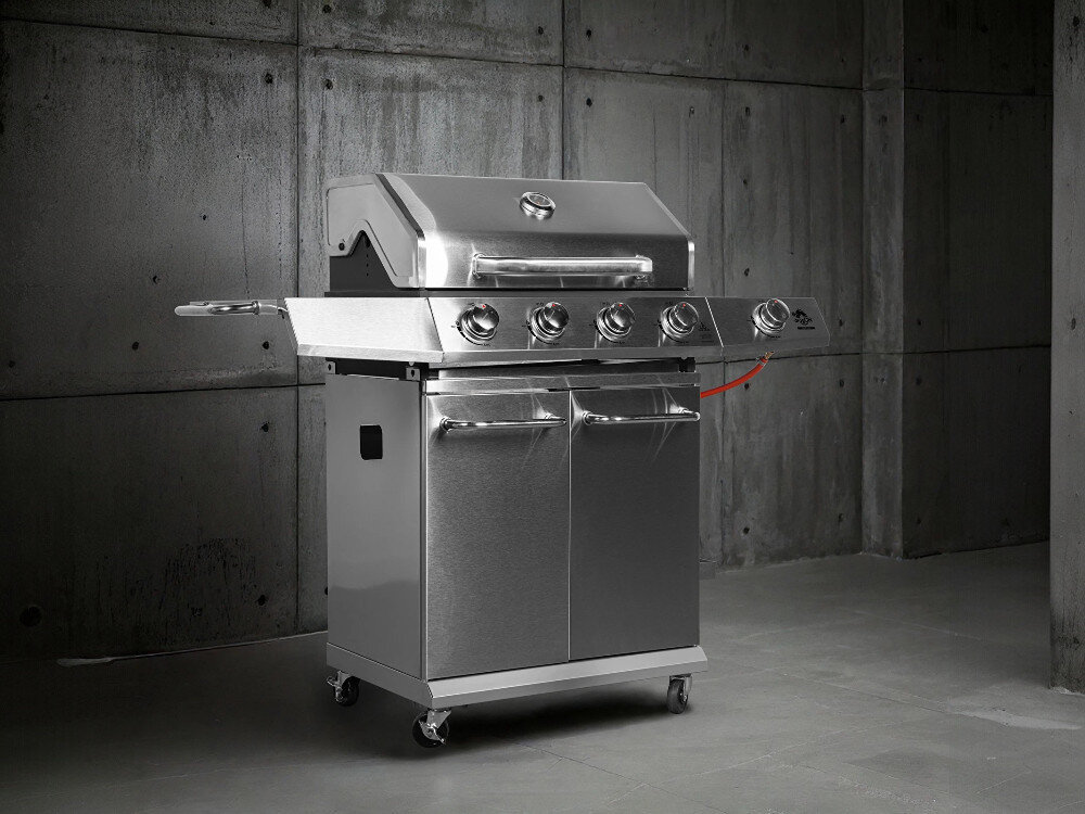 Grill gazowy BROWIN dragON BBQ G201 331201 18.8 kW 67,5 x 43,5 cm, spalanie, zmywarka, emalia, instrukcja, Otwarty grill gazowy z butlą w szafce i dodatkowym palnikiem bocznym.
