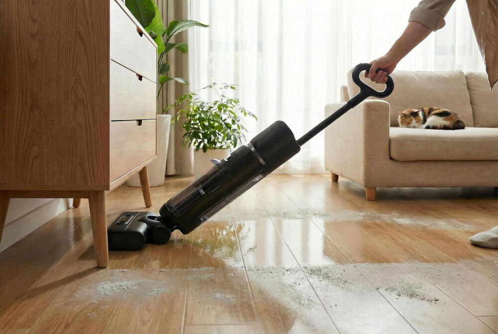 Odkurzacz mopujący GÖTZE & JENSEN VM500 Czyszczenie podłogi drewnianej odkurzaczem mopującym Götze & Jensen VM500 – jednoczesne odkurzanie i mycie mokrych plam.