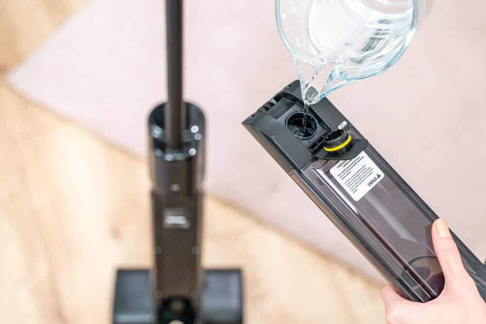 Odkurzacz mopujący GÖTZE & JENSEN VM500 Napełnianie wodą wyjmowanego zbiornika odkurzacza mopującego GÖTZE & JENSEN VM500 za pomocą szklanego dzbanka.