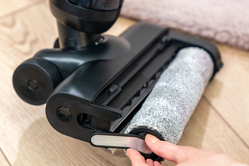 Odkurzacz mopujący GÖTZE & JENSEN VM500 Demontaż miękkiego wałka czyszczącego ze stopy odkurzacza GÖTZE & JENSEN VM500 – łatwa konserwacja urządzenia.