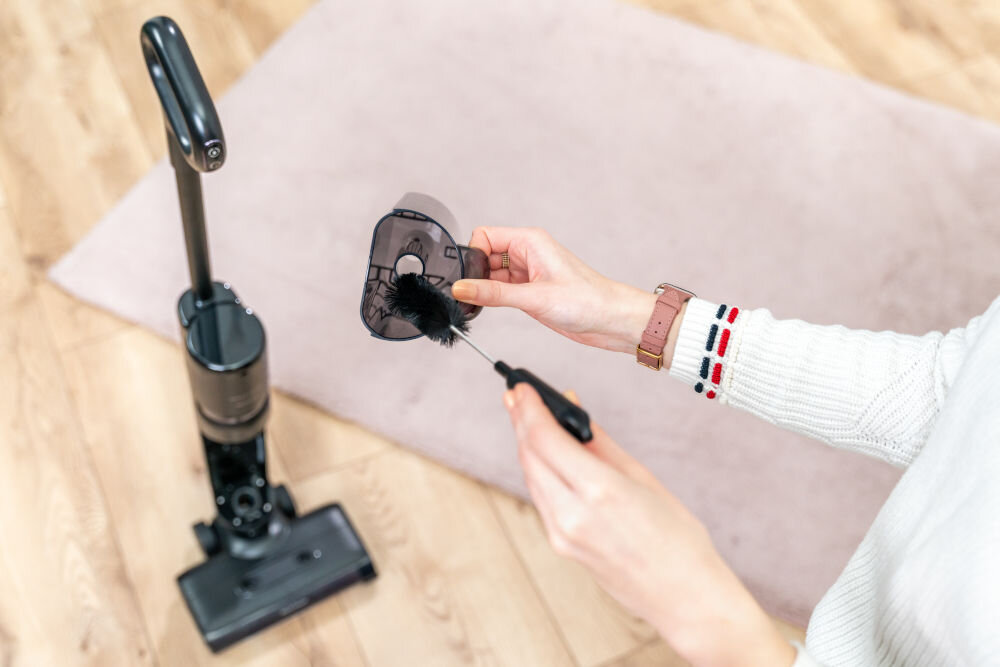 Odkurzacz mopujący GÖTZE & JENSEN VM500 Czyszczenie wnętrza pojemnika na brud odkurzacza GÖTZE & JENSEN VM500 przy użyciu dedykowanej szczoteczki z zestawu.