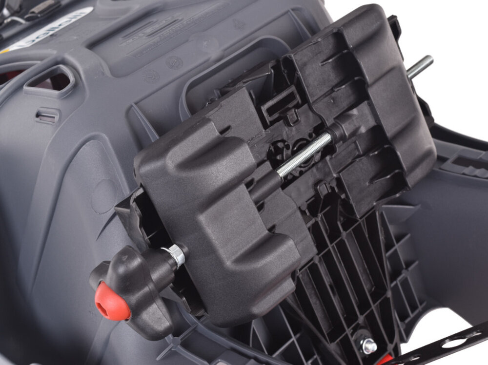 Fotelik rowerowy BELLELLI B-One Clamp Czarny zbliżenie na śrubę montażową montaż bezpośrednio do bagażnika rowerowego o szerokości od 120 do 175 mm uchwyt z blokadą dodatkowy pas stabilna konstrukcja bezpieczeństwo dziecka