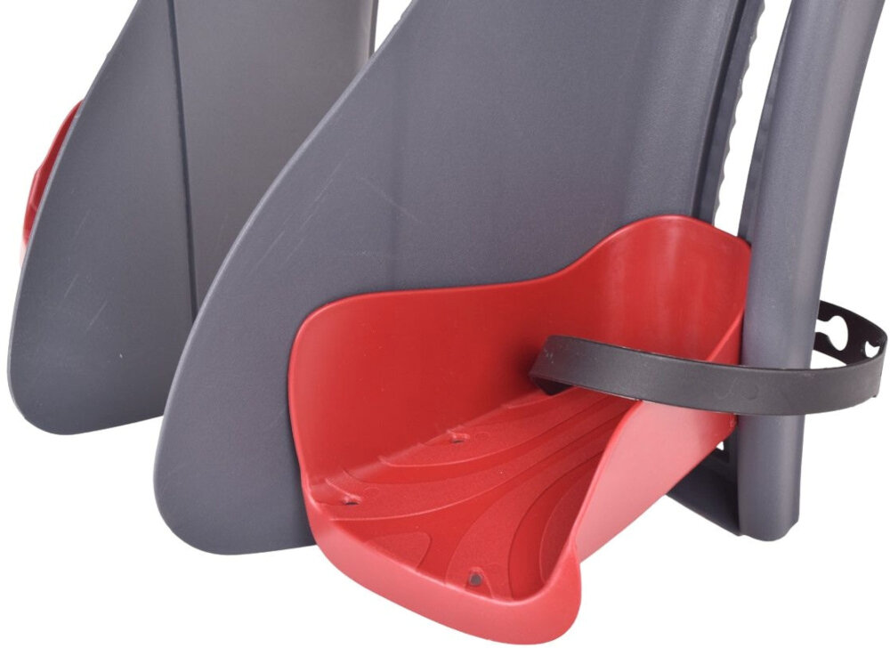 Fotelik rowerowy BELLELLI B-One Clamp Czarny zbliżenie na podnóżek podnóżki z regulacją wysokości w zakresie ok. 15 cm paski zabezpieczające szerokie burty chronią nogi