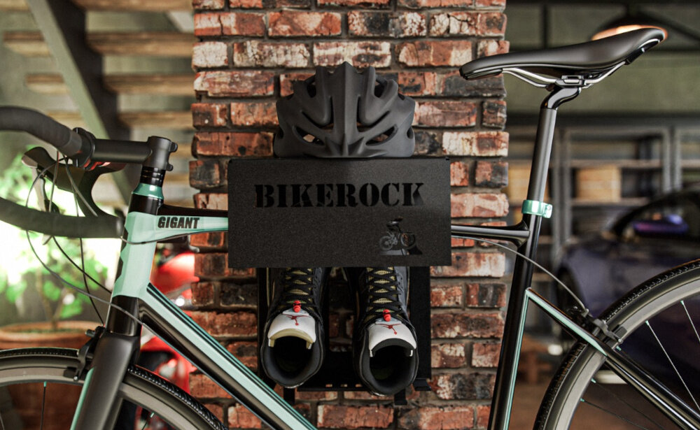 Wieszak rowerowy BIKERCOK Premium 8450 wieszak przytwierdzony do ściany na wieszaku zawieszony rower estetyka praktyczność bezpieczne zawieszenie roweru niezbędne akcesoria pod ręką
