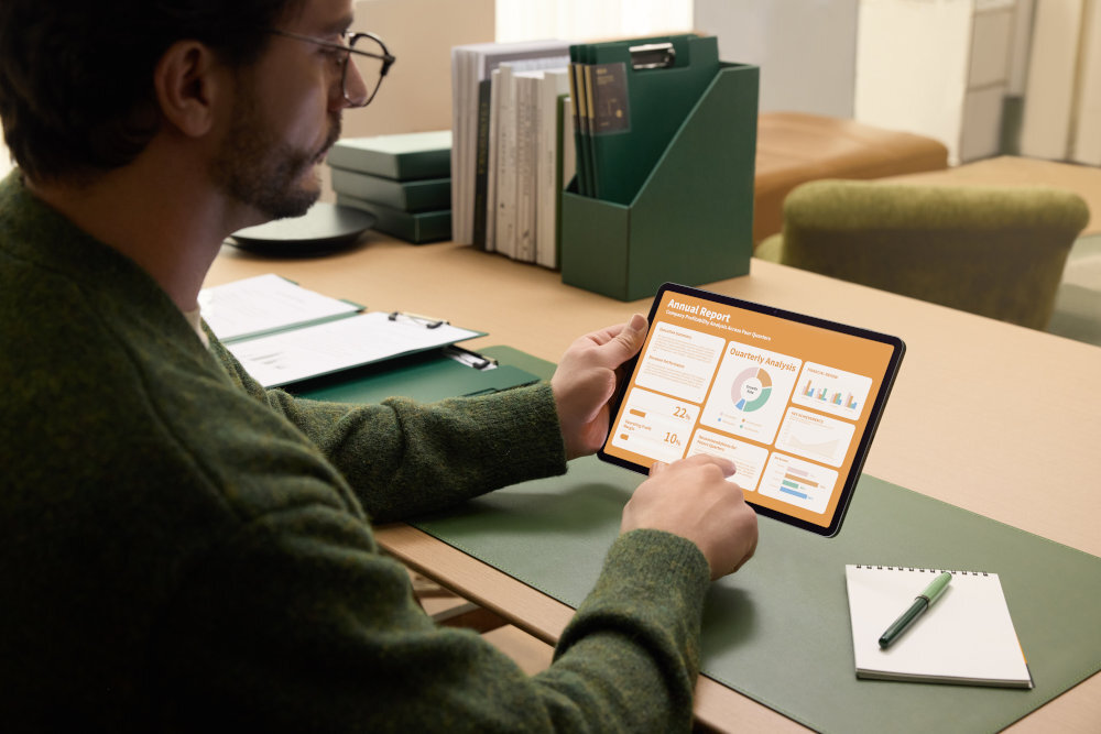 TCL NXTPAPER 11 Plus tablet podczas pracy trzymany w ręku mężczyzny