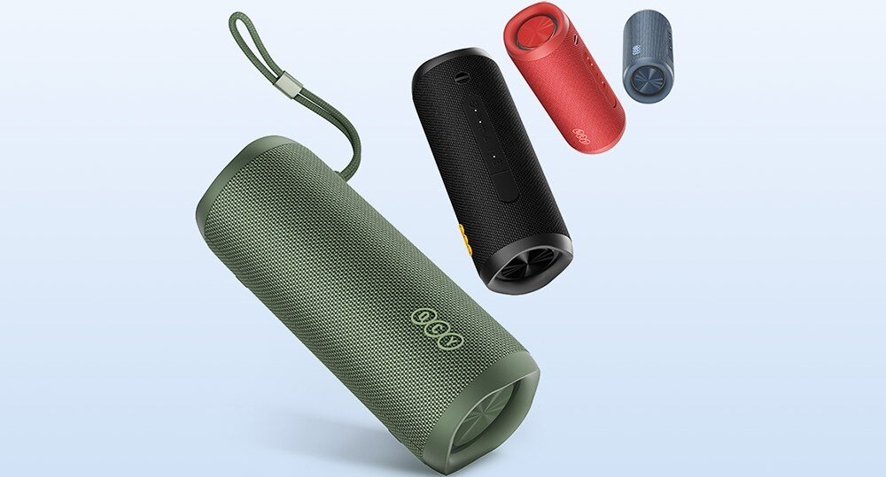 Głośnik mobilny QCY SP7 bezprzewodowy 40 W przenośny głośnik Bluetooth RGB, głośniki w róznych wersjach kolorystycznych na błekitnym tle