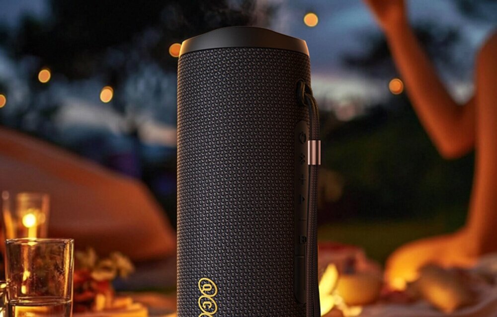 Głośnik mobilny QCY SP7 woofery głęboki bas jedwabne kopułki czysty dźwięk, głosnik stojący na kocu w plenerze