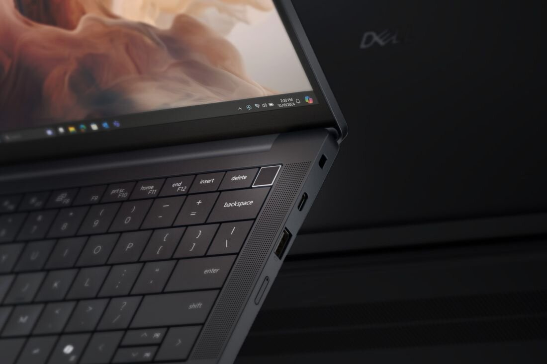 Laptop Dell Pro Premium z czytnikiem linii papilarnych pokazuje klawiaturę i porty USB podczas bezpiecznej pracy biurowej.