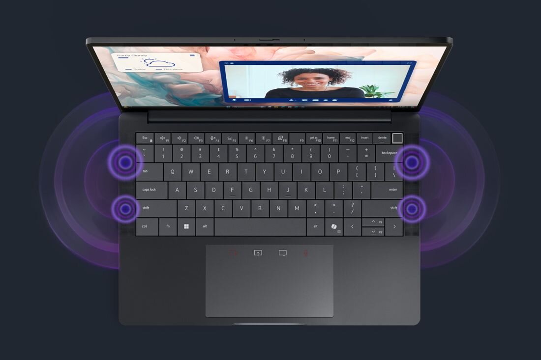 Laptop Dell Pro Premium z kamerą prezentuje wideorozmowę na ekranie oraz klawiaturę w ujęciu z góry podczas komunikacji online.