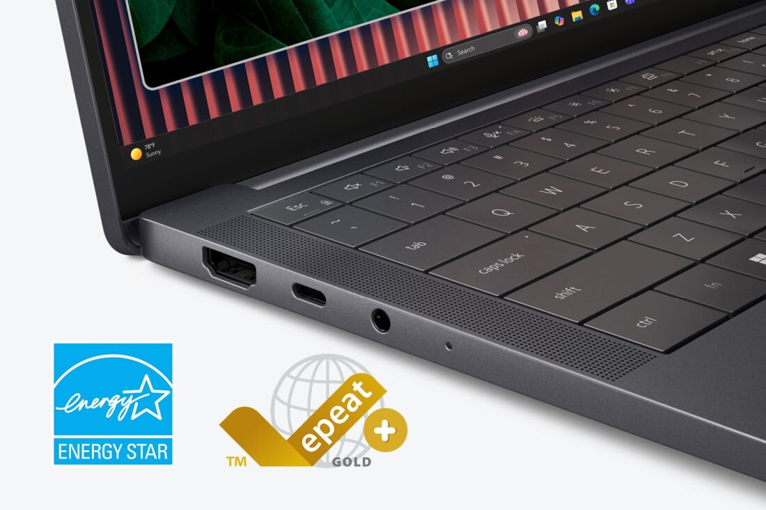 Laptop Dell Pro Premium z certyfikatami ENERGY STAR i EPEAT Gold prezentuje porty i obudowę w kontekście ekologicznej pracy biurowej.