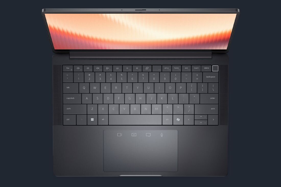 Laptop Dell Pro Premium z klawiszem Copilot pokazuje klawiaturę i panel dotykowy z ikonami AI podczas pracy biurowej.