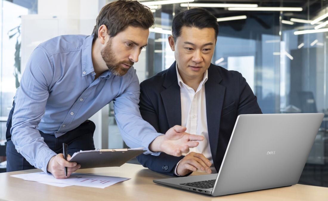 Laptop Dell Pro AI PC wyświetla profil użytkownika Kenneth Johnson na kolorowym ekranie podczas pracy zdalnej - komputer AI PC NPU 