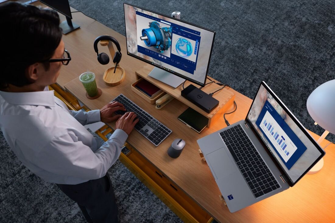 Mężczyzna pracuje na laptopie Dell Pro z zewnętrznym monitorem do modelowania 3D i wielozadaniowości  - Intel Core Ultra 