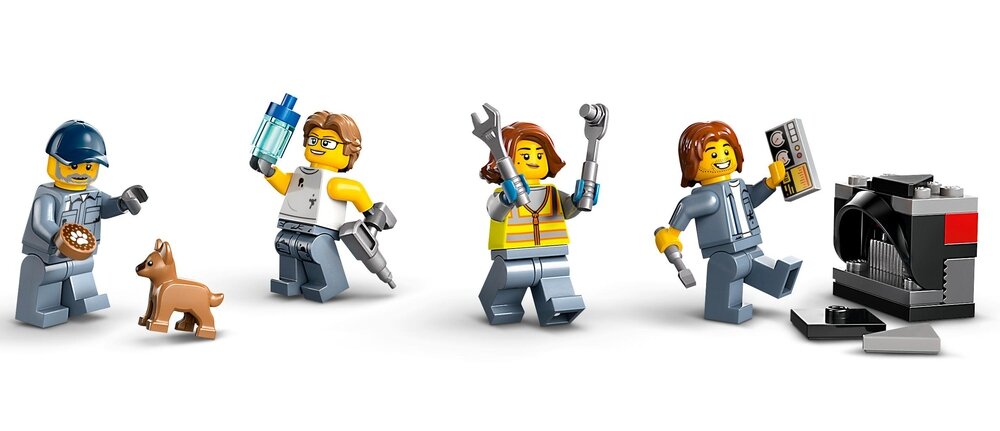 Na obrazku znajdują się cztery figurki LEGO przedstawiające postacie w różnych pozach, trzymające narzędzia i akcesoria. Obok nich widoczny jest mały piesek oraz element konstrukcyjny przypominający maszynę.