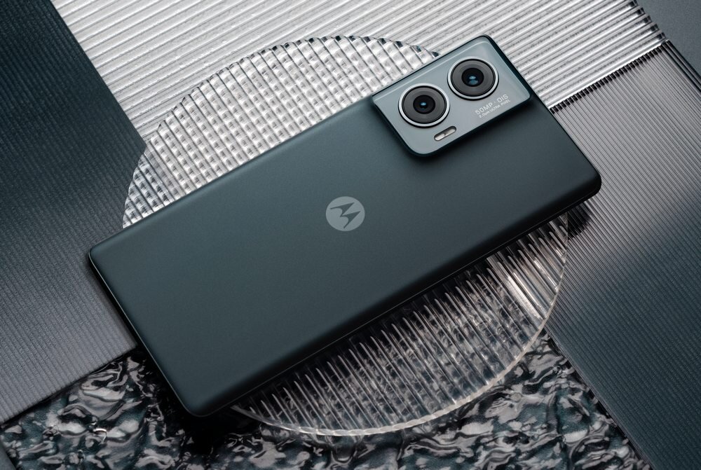 Smartfon MOTOROLA Edge 50 Fusion ładowanie 