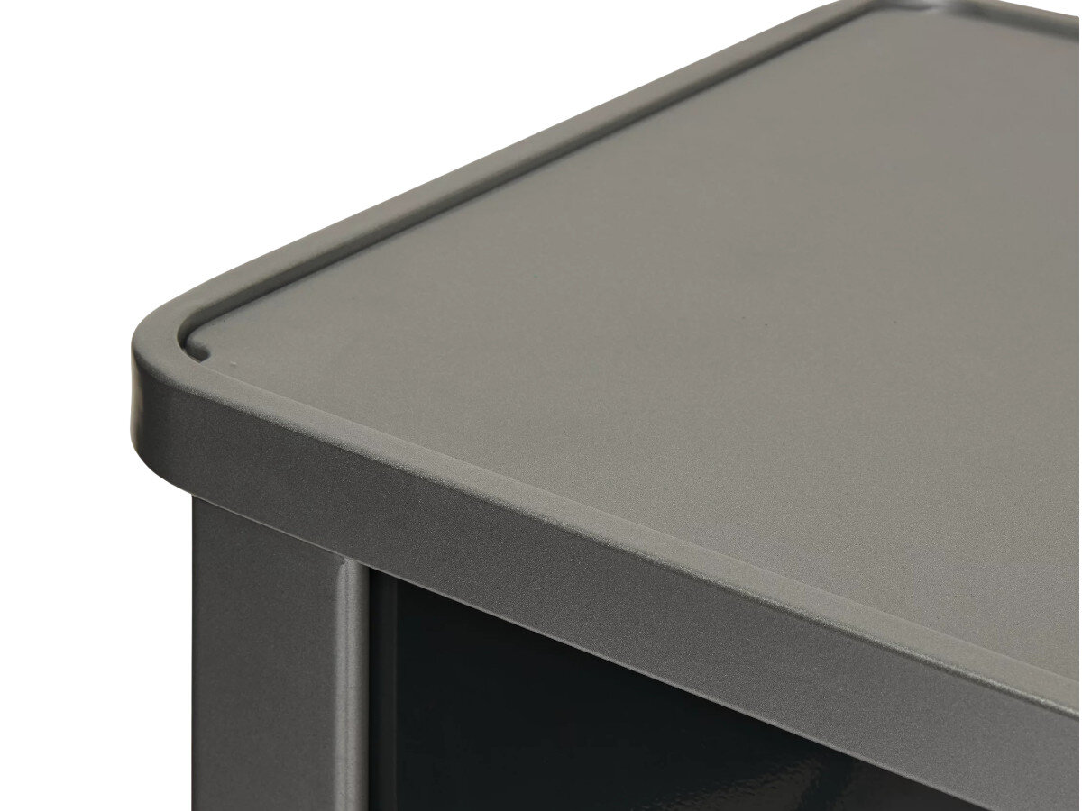 Wózek do grilla CAMPINGAZ Plancha Deluxe 2213920, blat, przygotowanie, przestrzeń, efektywność, Bliski plan górnego rogu srebrnego wózka kuchennego z zaokrąglonymi krawędziami i gumowymi osłonami na rantach.