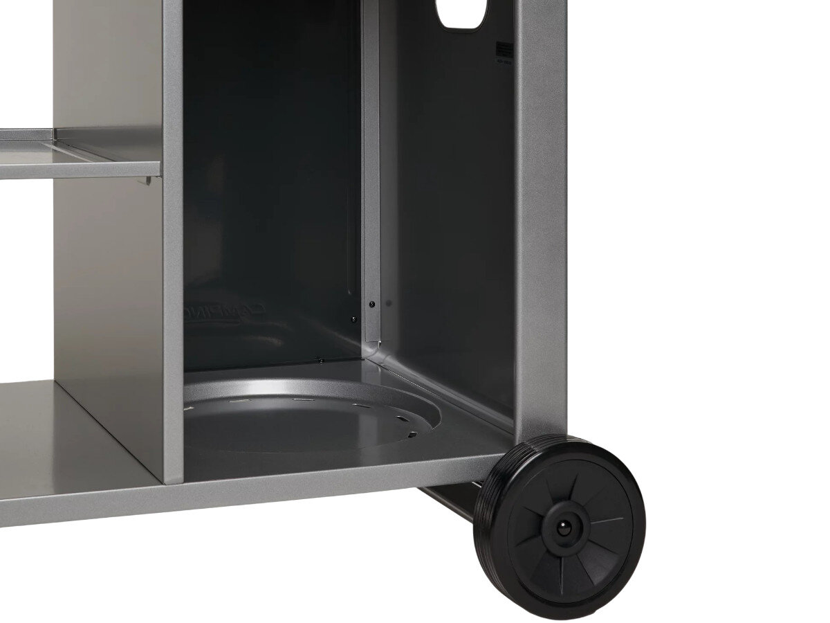 Wózek do grilla CAMPINGAZ Plancha Deluxe 2213920, butla, gaz, przechowywanie, dostępność, Przód wózka kuchennego w pozycji stojącej z szarą tylną ścianką, dwiema półkami i kołami u dołu.