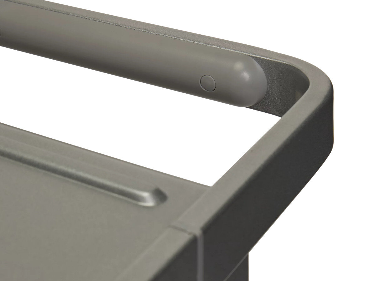 Wózek do grilla CAMPINGAZ Plancha Deluxe 2213920, składanie, czyszczenie, porządek, przechowywanie, Bliski plan górnego blatu srebrno-szarego wózka kuchennego z lekko zaokrąglonymi krawędziami i matowym wykończeniem.