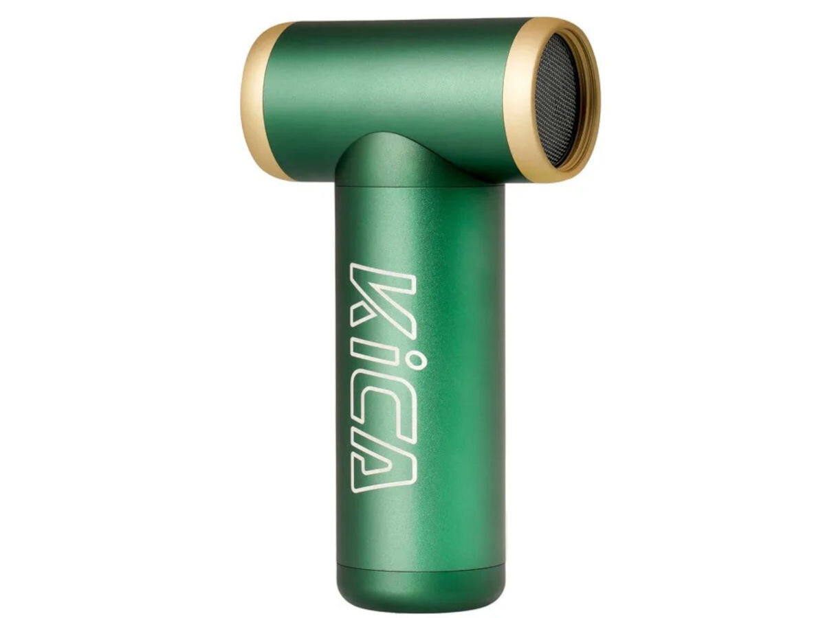 Dmuchawa wielofunkcyjna KiCA Jetfan 2S Kit Zielony, Akumulator, praca, ładowanie, usb-c, na białym tle dmuchawa frontem lewo skos