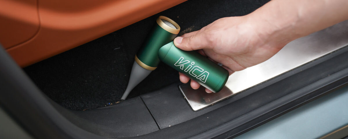 Dmuchawa wielofunkcyjna FEIYUTECH KiCA JetFan 2S Czarny, suwak, regulacja, precyzja, bezpieczeństwo, dłoń trzyma dmuchawę która odkurzacz zakamarki auta