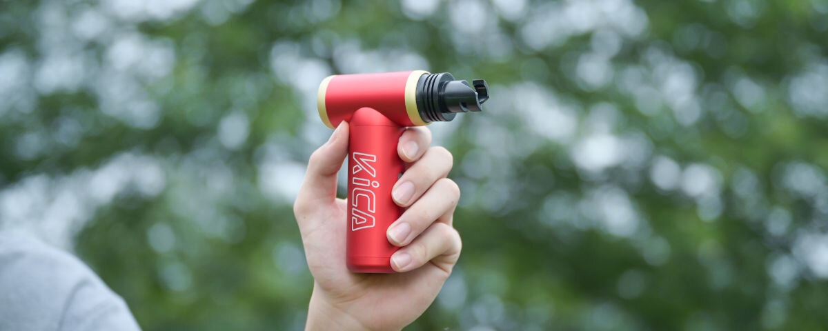 Dmuchawa wielofunkcyjna FEIYUTECH KiCA JetFan 2S Czarny, końcówki, precyzja, czyszczenie, pompowanie, dłoń trzyma dmuchawę za korpus obudowy