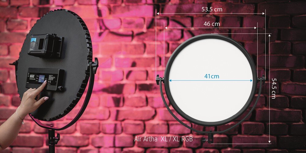 Palec kobiety dotyka panelu lampy LED Air Artha XL RGB na tle ceglanej ściany. Po prawo lampa z opisanymi wymiarami. kv początek opisu