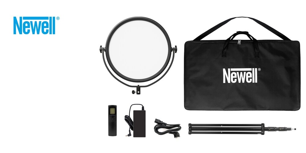 Elementy zestawu oświetleniowego Newell ułożone na białym tle: lampa Air Artha XL, statyw, pilot, zasilacz i torba.