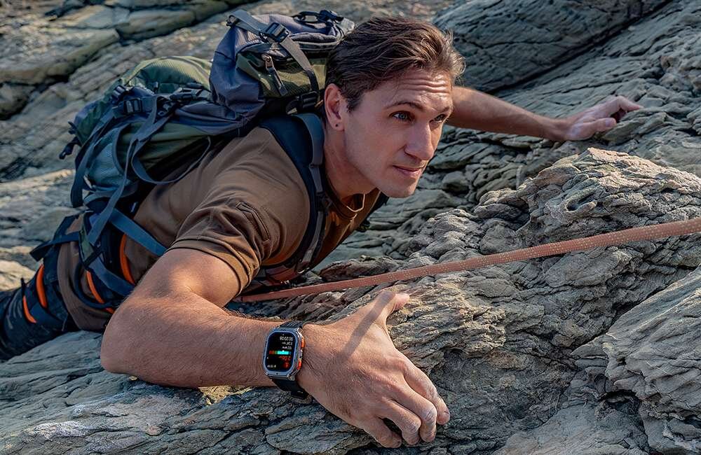 Smartwatch KOSPET Tank M3 Ultra Special Edition człowiek wspina się na skale