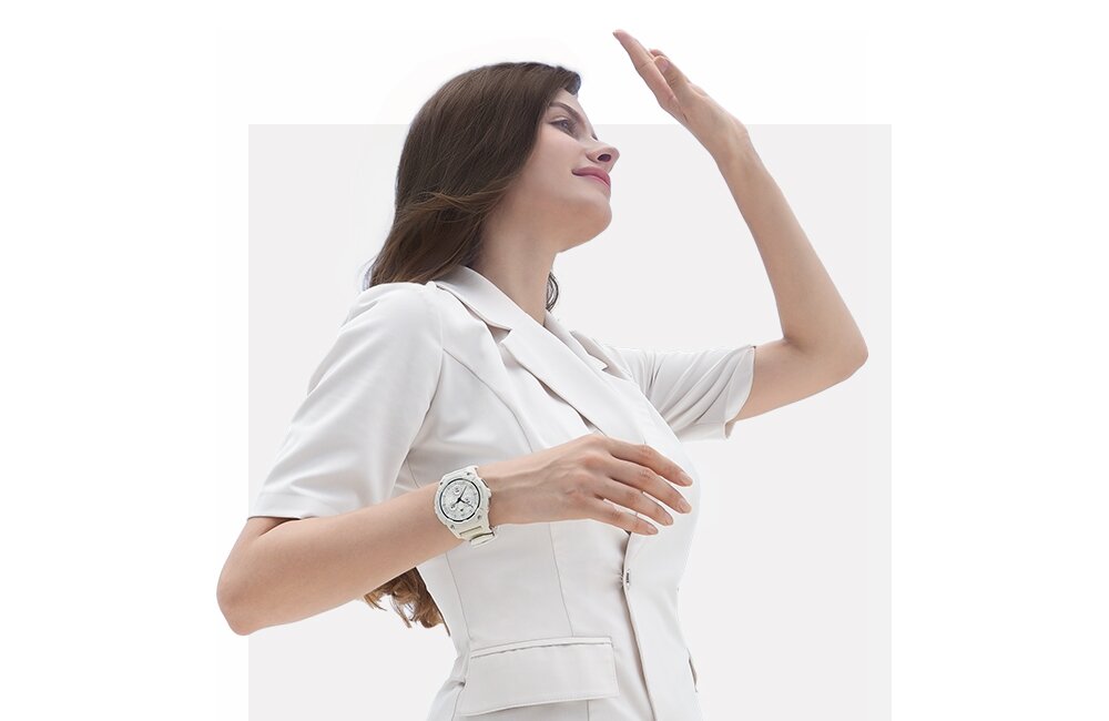 Smartwatch KOSPET Tank S2 na ręku modelki