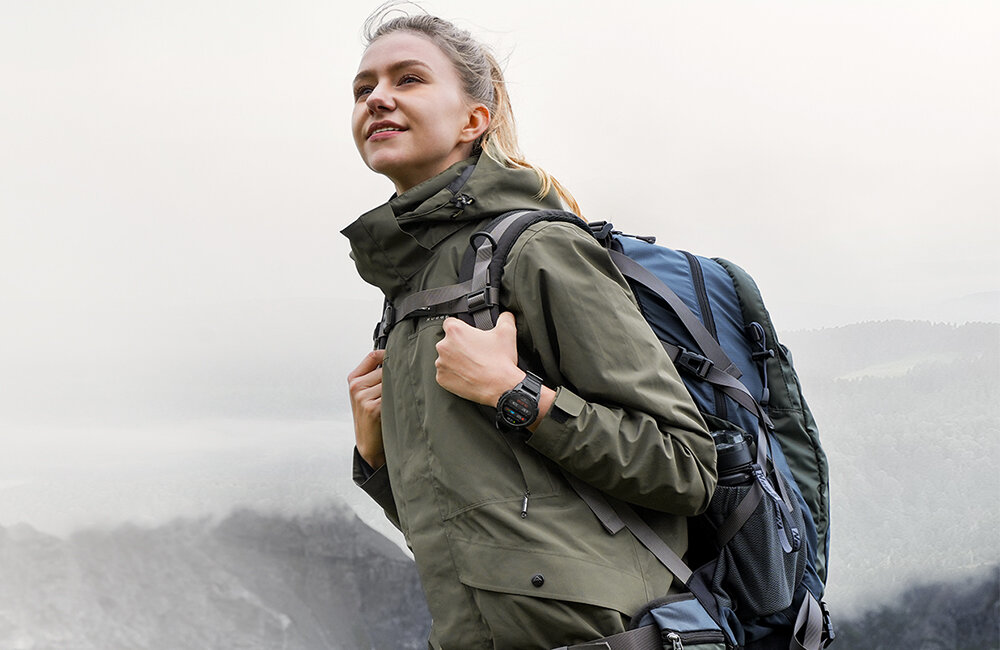 Smartwatch KOSPET Tank S2 kobieta w górach