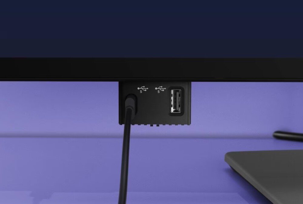 Monitor DELL P2425DE Zbliżenie na dolną krawędź obudowy monitora z umieszczonym wysuwanym modułem zawierającym porty USB