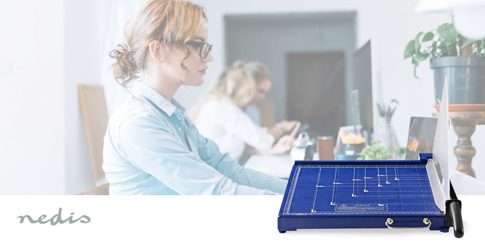 Gilotyna NEDIS PACU110A3 A3, Długość cięcia 420 mm prezentacja gilotyny w tle biuro i kobiety pracujące przy biurkach bezpieczeństwo akrylowa osłona eliminacja ryzyka przypadkowego skaleczenia dodatkowy zacisk