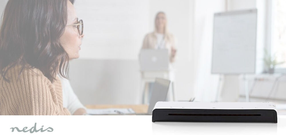 Laminator NEDIS LAMI110BKA3 Szerokość laminacji 297 mm, Nagrzewanie 6 min prezentacja laminatora w tle biuro i dwie kobiety