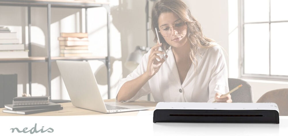 Laminator NEDIS LAMI110BKA3 Szerokość laminacji 297 mm, Nagrzewanie 6 min prezentacja laminatora w tle kobieta siedząca przy biurku i rozmawiająca przez telefon trwały materiał chroni przed wilgocią zabrudzeniem zniszczeniem dom małe biuro obsługa formatu A3 wygodne przechowywanie