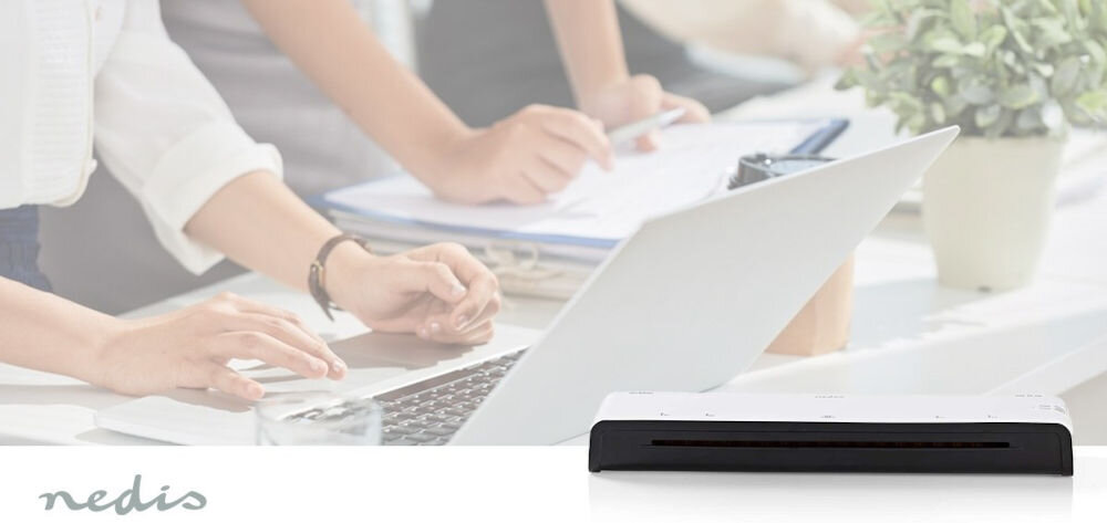 Laminator NEDIS LAMI110BKA3 Szerokość laminacji 297 mm, Nagrzewanie 6 min prezentacja laminatora w tle biurko z laptopem i dokumentami na nim rozgrzewa się w 4-6 minut lampka LED informuje o gotowości do działania płynna wydajna praca prędkość laminacji 300mm/min bez zbędnych postojów