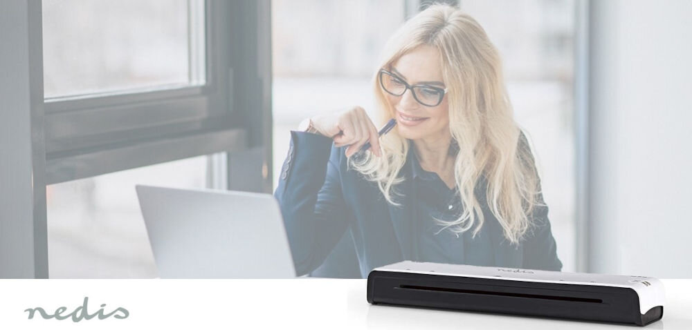 Laminator NEDIS LAMI110BKA3 Szerokość laminacji 297 mm, Nagrzewanie 6 min prezentacja laminatora w tle kobieta siedząca przy biurku z laptopem elegancka biała obudowa tworzywo sztuczne szerokość 465 mm waga poniżej 1 kg kabel zasilający 1,24 m swobodna praca