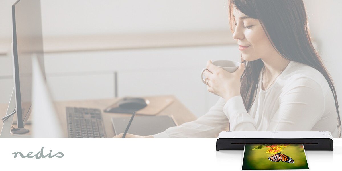 Folia do laminowania NEDIS LAMIA4AT100 A4, 100 mic (100 szt.) prezentacja folii wychodzącej z laminatora w tle kobieta siedząca przy biurku i trzymająca kubek