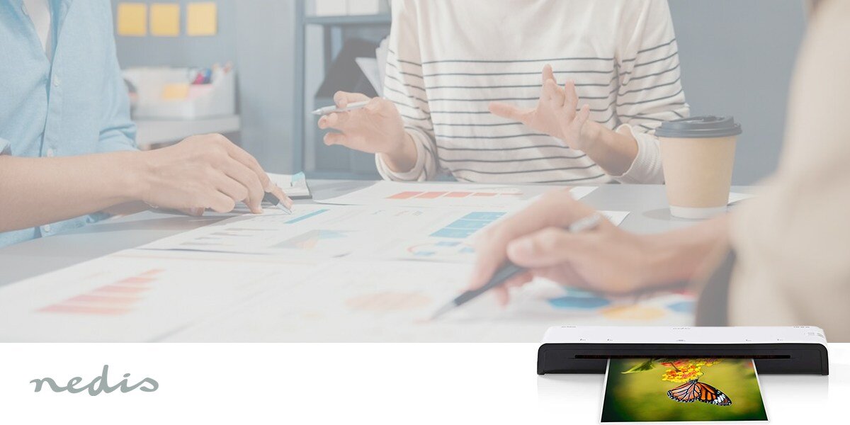 Folia do laminowania NEDIS LAMIA4AT100 A4, 100 mic (100 szt.) prezentacja folii wychodzącej z laminatora w tle ludzie siedzący przy biurku w biurze notatki na biurku bezpieczeństwo dokumentów formatu A4 matowa powłoka eliminuje refleksy światła