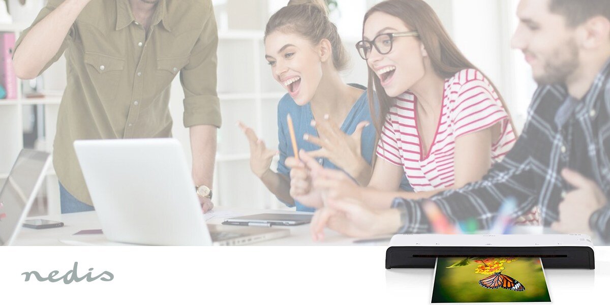 Folia do laminowania NEDIS LAMIA4AT100 A4, 100 mic (100 szt.) prezentacja folii wychodzącej z laminatora w tle ludzie siedzący przy biurku z laptopem uśmiechający się matowa struktura nie odbija światła komfort odczytu