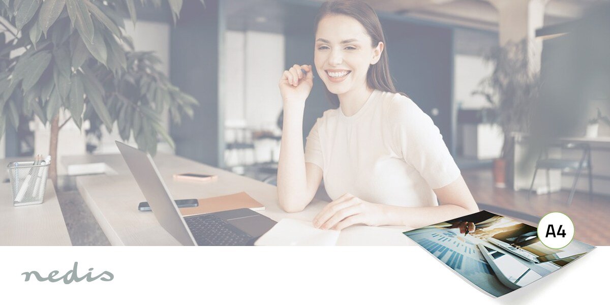 Folia do laminowania NEDIS LAMIA4AT100 A4, 100 mic (100 szt.) prezentacja folii z dopiskiem A4 w tle kobieta siedząca przy biurku grubość 100 mikronów optymalna sztywność i odporność trwałe zabezpieczenie materiałów wydłuża żywotność wydruków