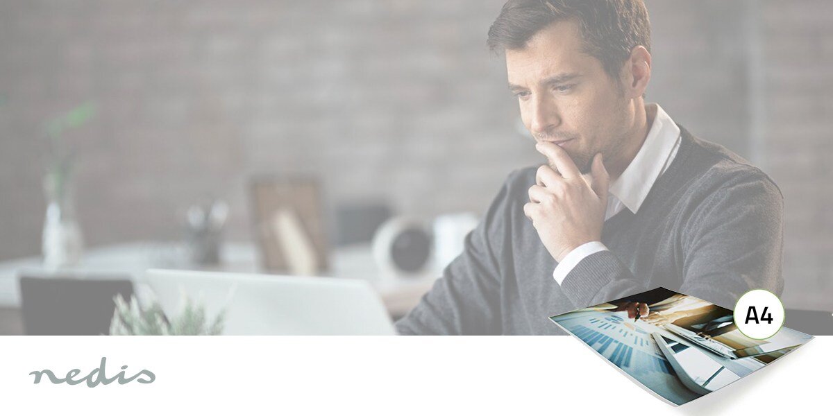 Folia do laminowania NEDIS LAMIA4AT100 A4, 100 mic (100 szt.) prezentacja folii z dopiskiem A4 w tle mężczyzna siedzący przy biurku profesjonalnie wyglądające dokumenty bez ponoszenia kosztów zewnętrznych usług kompatybilne z większością dostępnych na rynku laminatorów