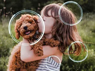 Dziewczynka całująca pieska, okręgi symulujące skalowanie rozdzielczości w TV OLED S90F