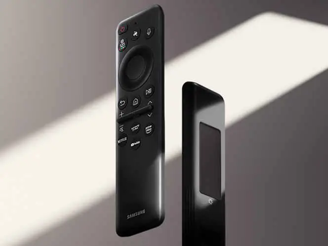 Pilot SolarCell do Samsung OLED 4K S90FA (2025) – zbliżenie na przód z przyciskami i tył z panelem słonecznym.