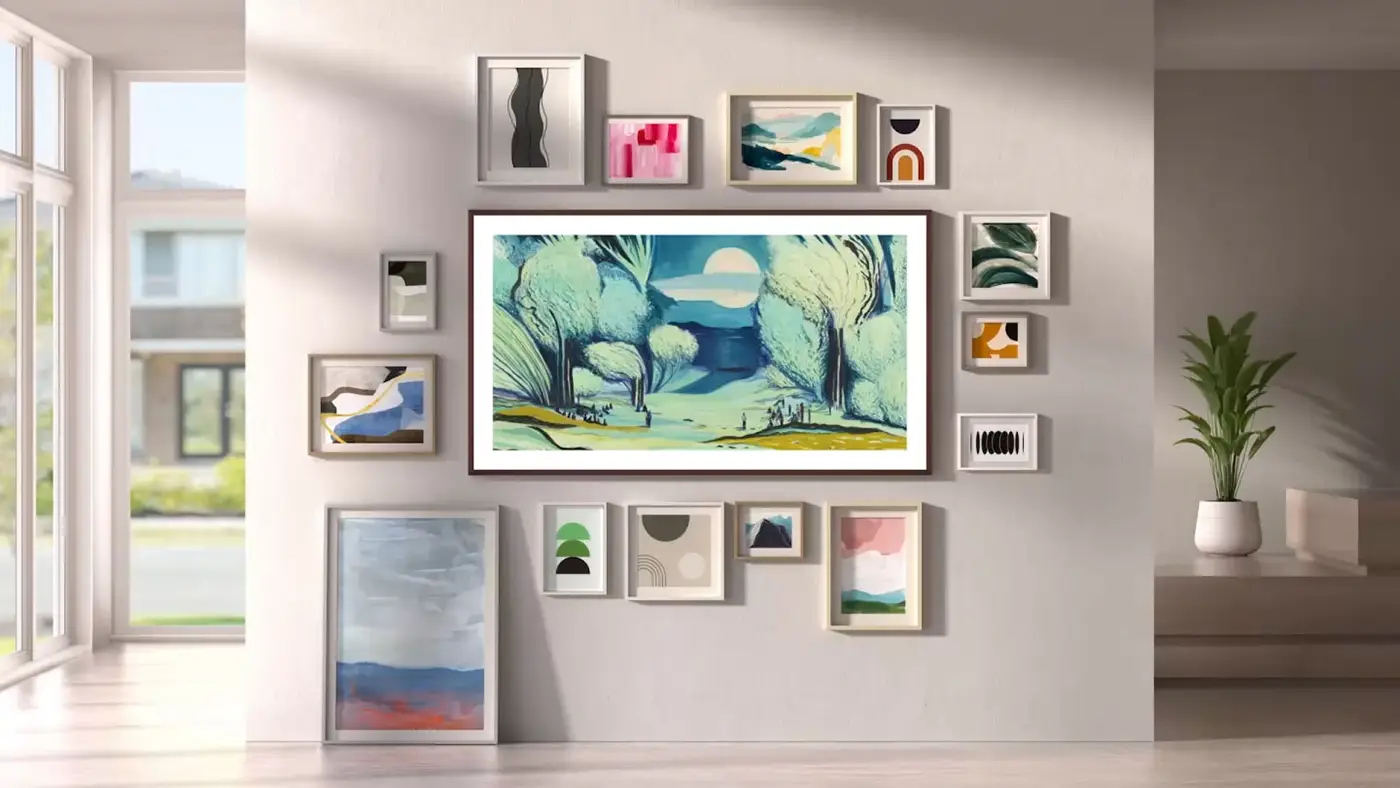 W jasnym salonie wśród innych obrazów jest powieszony telewizor Samsung The Frame (2025) LS03FA.