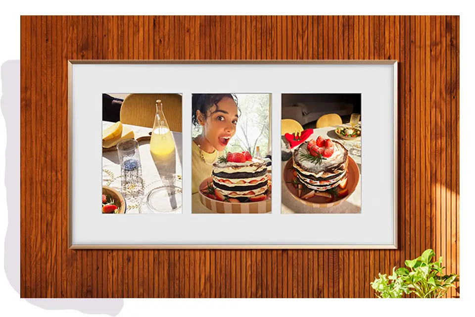 Na telewizorze Frame w salonie wyświetlany jest kolaż trzech zdjęć rodzinnych z tego samego wydarzenia.