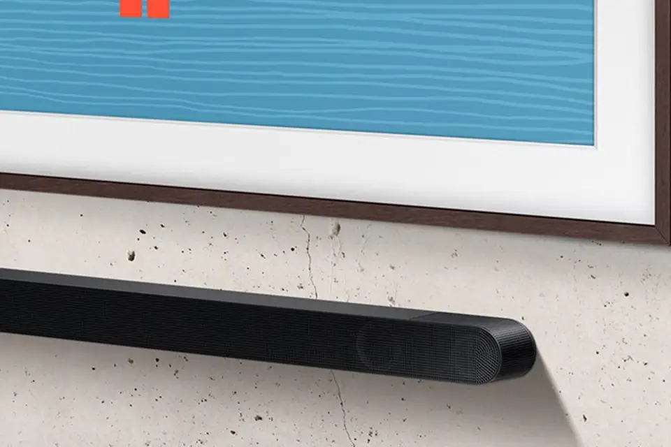 Na ścianie soundbar Ultra Slim HW-S800D zamontowany pod telewizorem Samsung The Frame